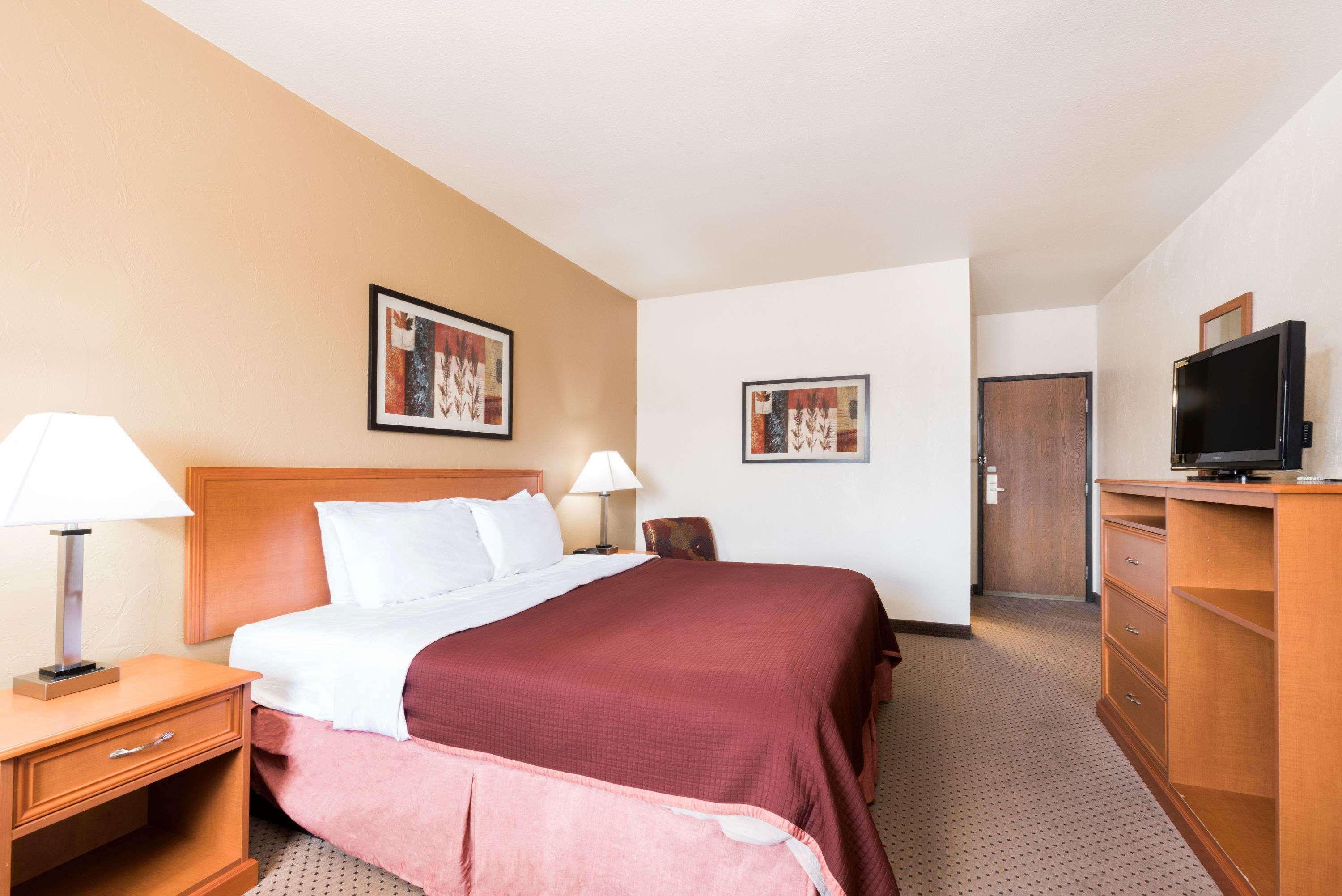 Baymont By Wyndham Spearfish Hotel Bagian luar foto